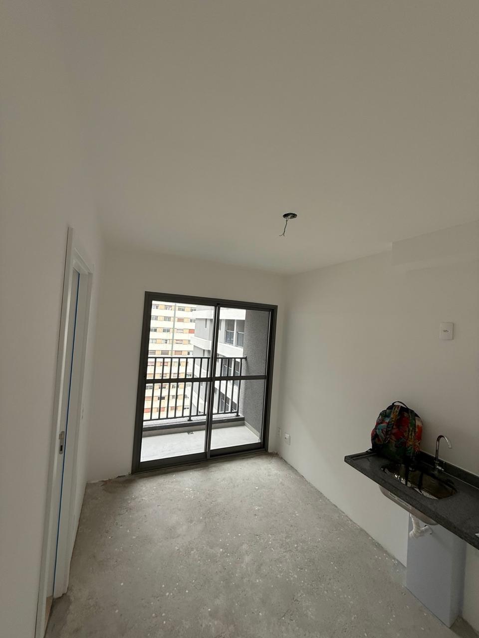 Cozinha e sala do studio em Pinheiros antes da reforma