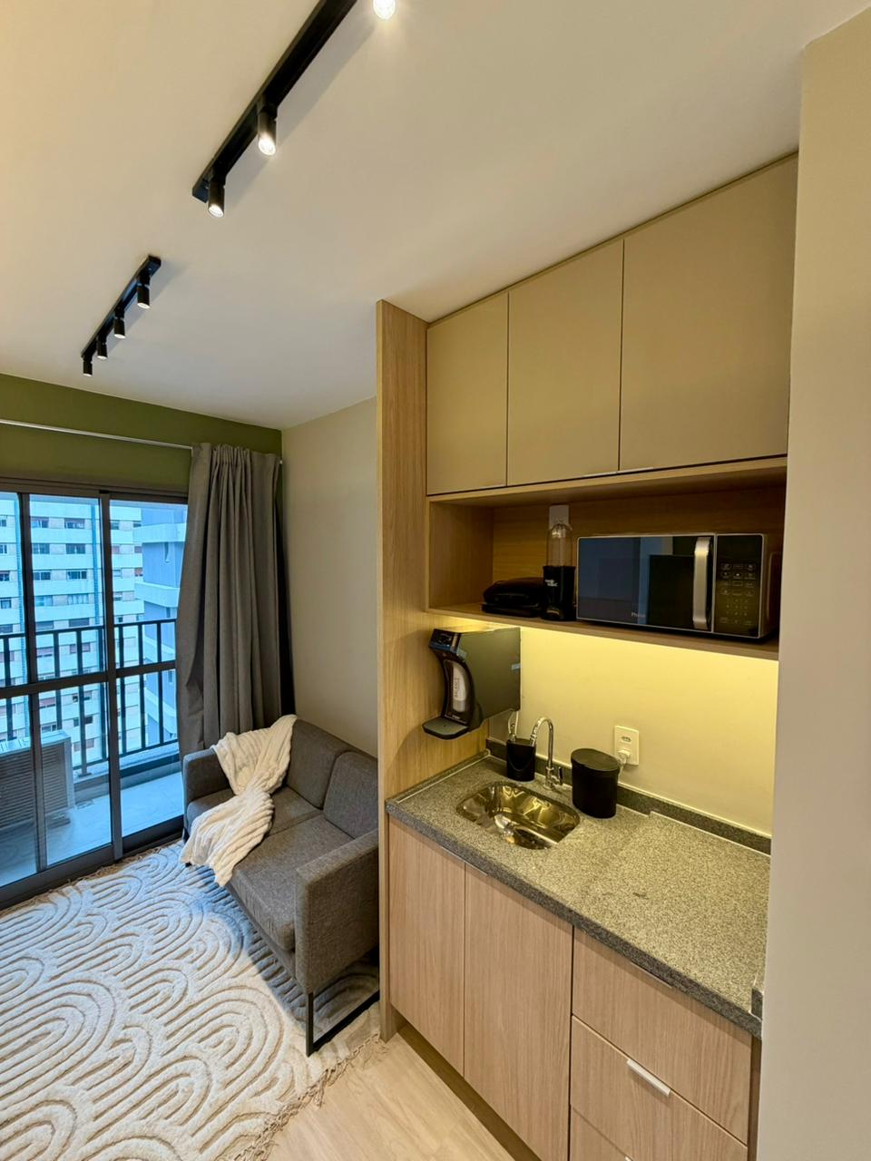 Cozinha e sala do studio em Pinheiros depois da reforma