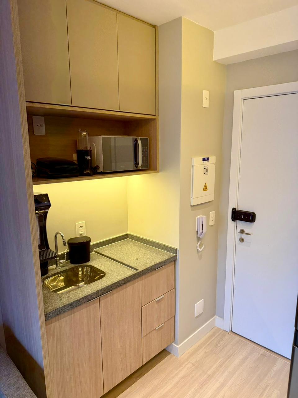 Cozinha planejada do studio em Pinheiros depois da reforma